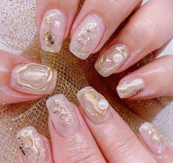 ゴールドの箔を使ったニュアンスネイル